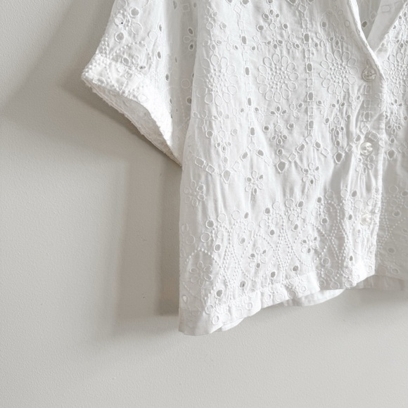 New! ABERCROMBIE • Short-Sleeve Cropped Schiffli Shirt in White - Picture 5 of 13